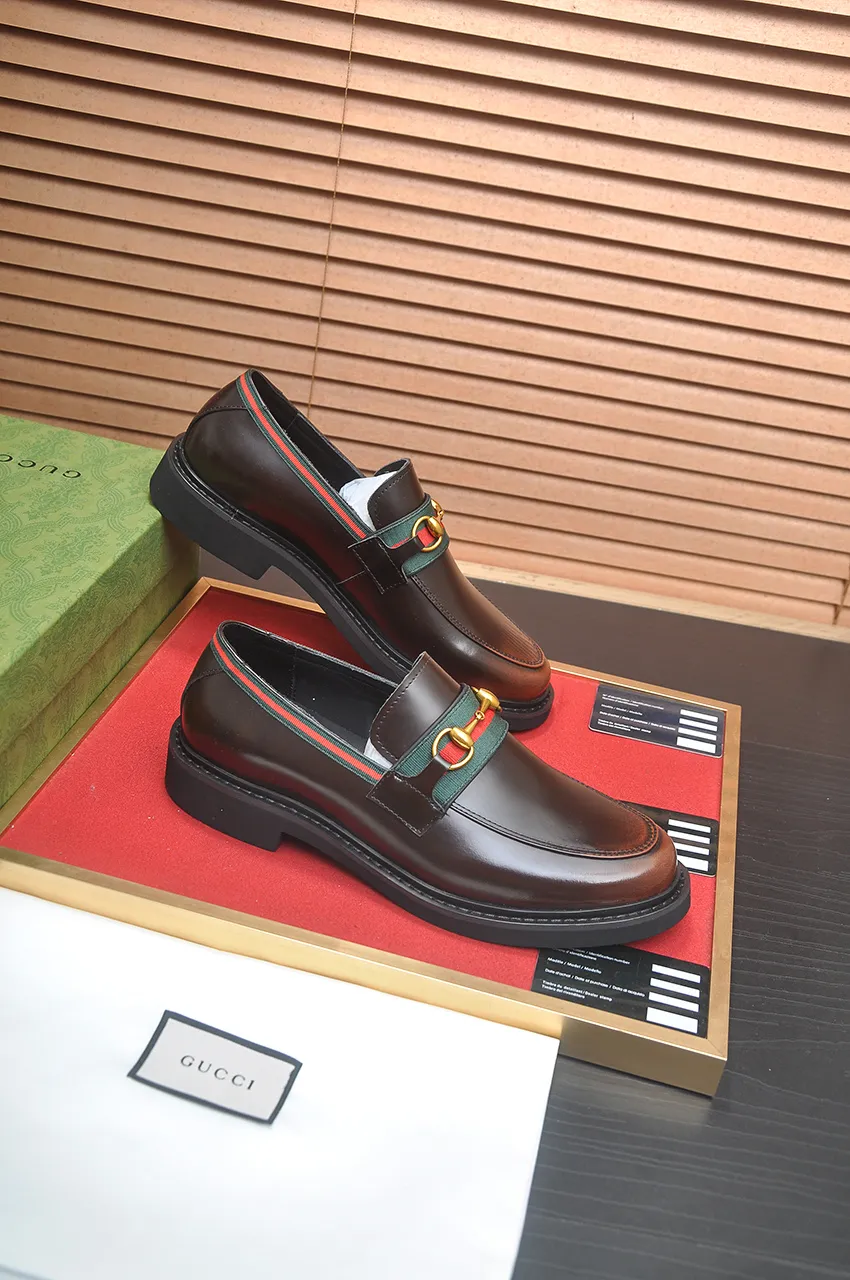 Men's shoes💰540💶Italy's top luxury men's shoe giant (GUCCI) (Gucci) (full cowhide lining) new arrival🍃Original European style🔰 Pleasant to the eye😍In order to make the shoes more durable and non-deformable🌀The production continues to follow traditional methods but there is still no lack of innovation💪Choose original sheepskin for the leather♻️ Smooth and natural And extra bright ⭐Made of imported cowhide, the first choice of rich people 38-45 (45 customized)